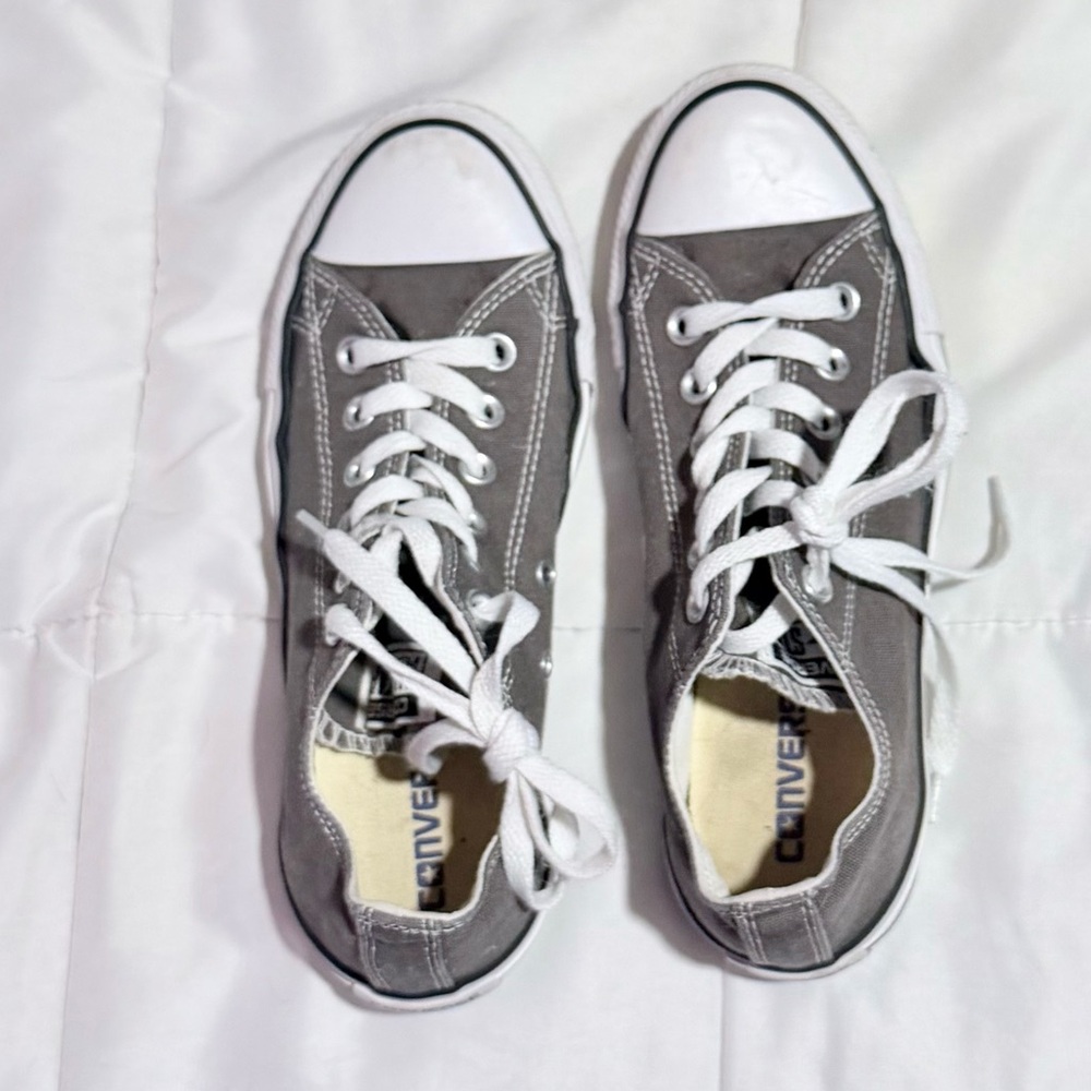 Converse Chuck Taylor All Star Low Tops – Gray – Women’s Size 8